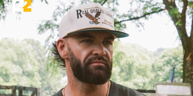 Dylan Scott explore le passage à l’âge adulte avec « Dear Big City », une chanson qui a ému Luke Bryan